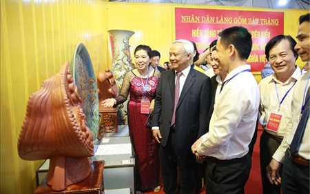 Làng nghề Bát Tràng tặng sản phẩm gốm sứ tiêu biểu cho Quốc hội